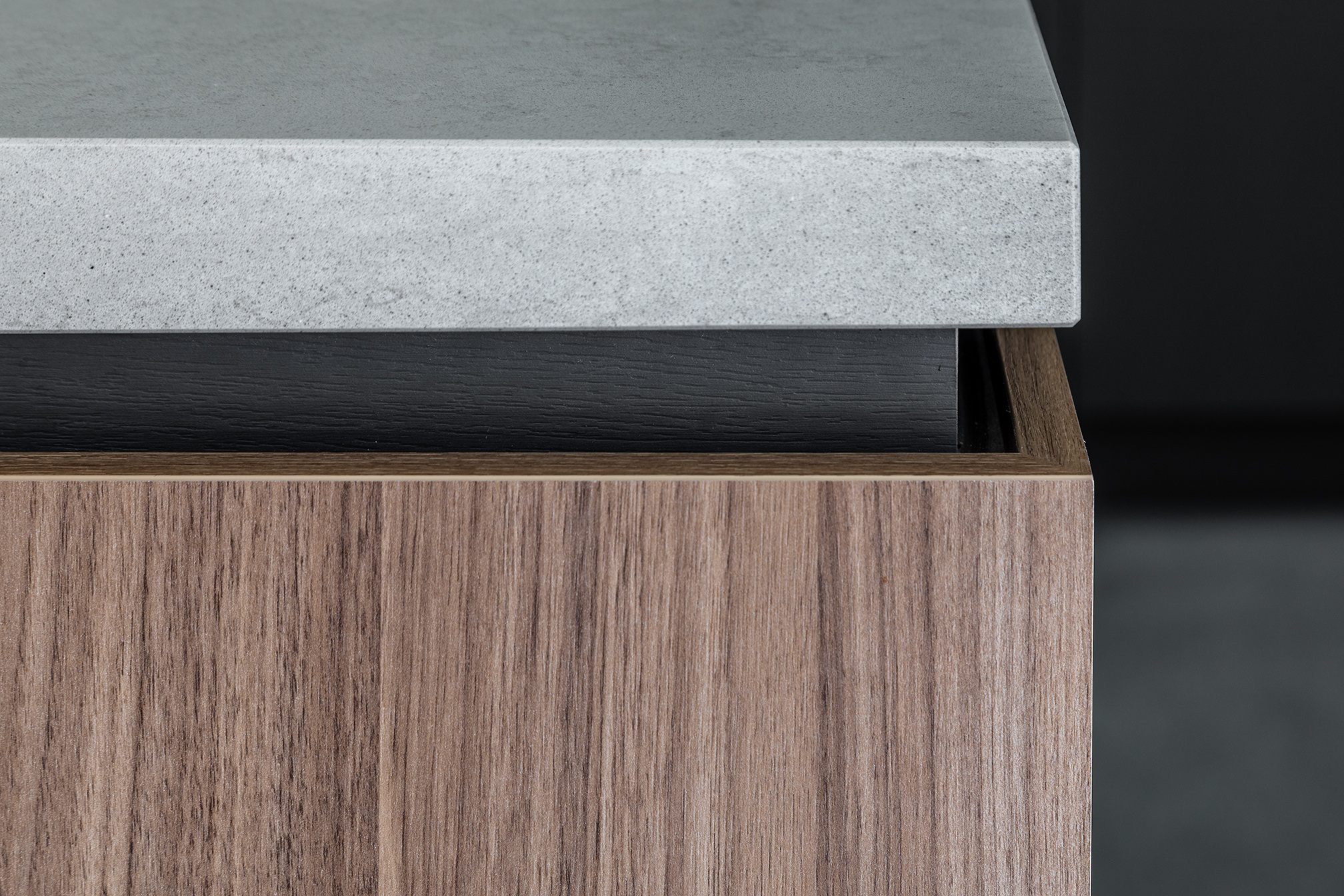 Detailed cabinet surface and edge profile